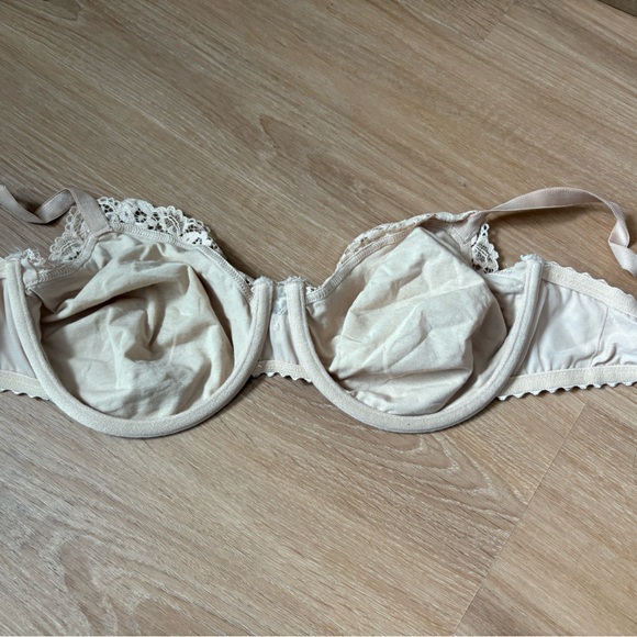 Hanro  Lace Trimmed Bra - Picture 4 of 9